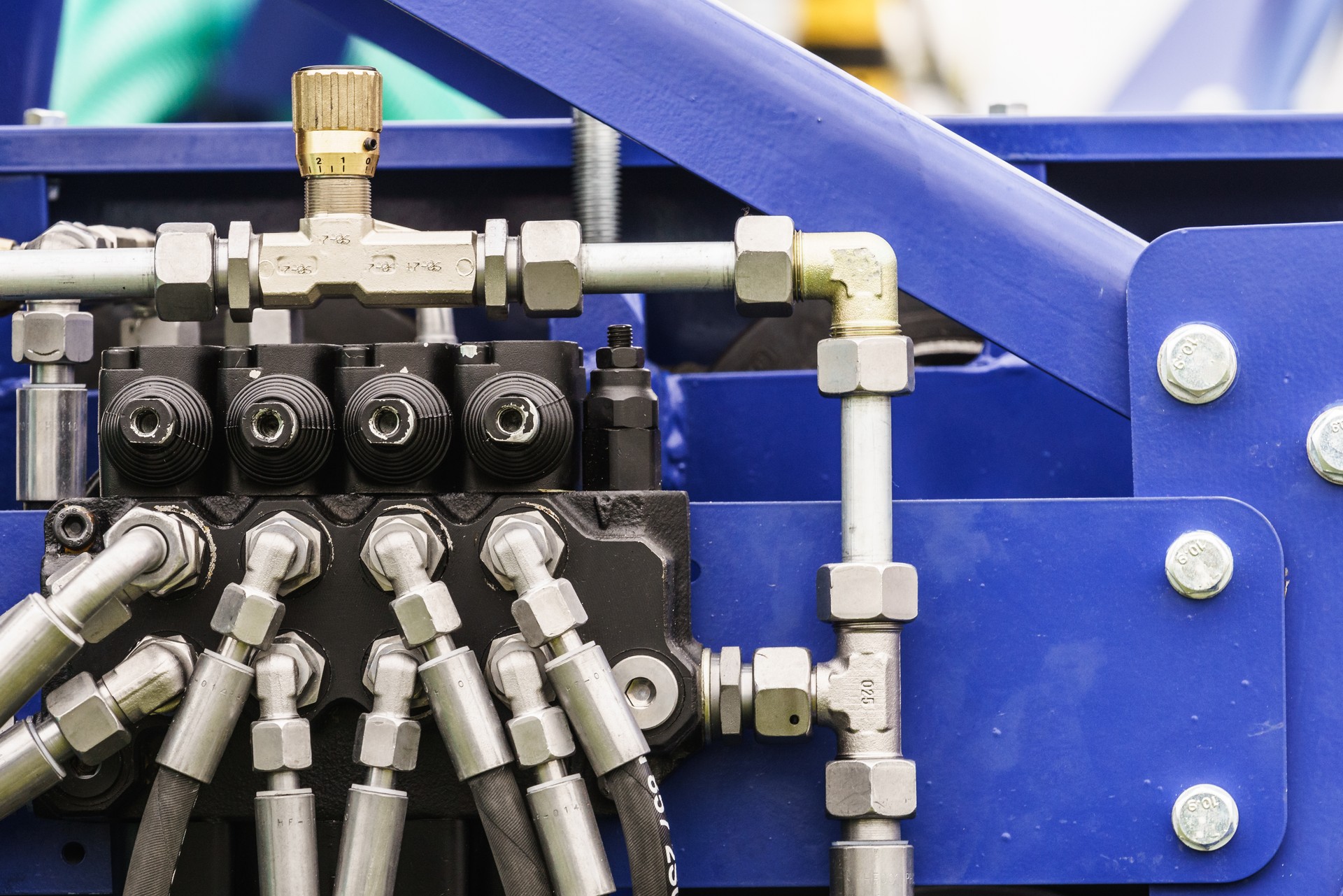 Hydraulic hoses with valves and plugs